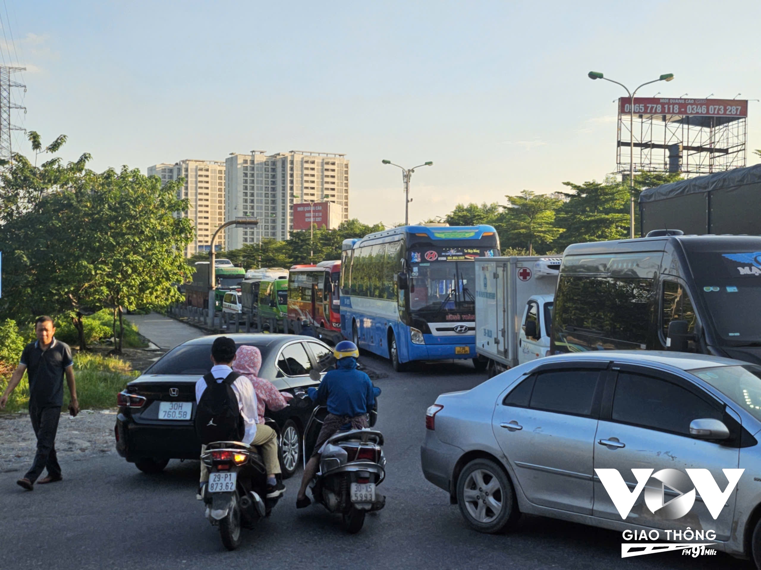 Giao thông bắt đầu nóng dần lên khi người dân tan làm. Ảnh: Lê Tùng