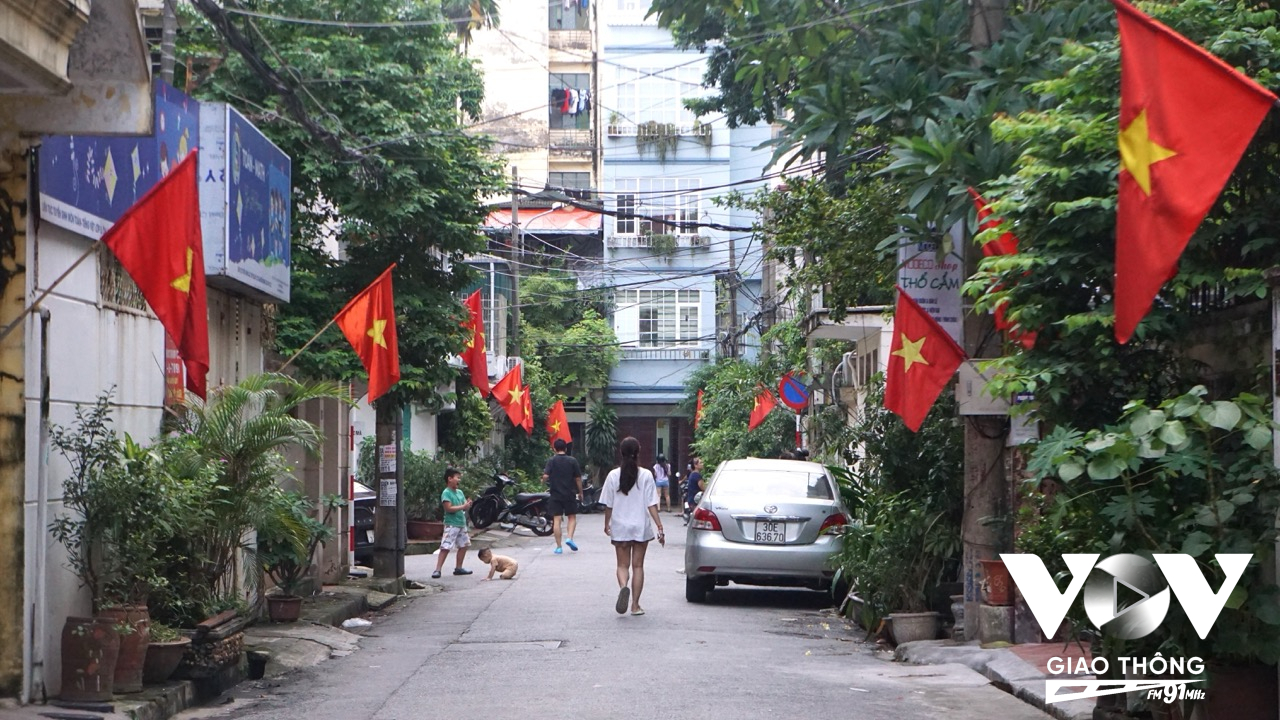 Từ đường tới ngõ, đâu đâu cũng thấy những lá cờ được treo trang trọng trước cửa nhàng treo trước nhà (Ảnh: Mai Phương, Mai Ngọc)