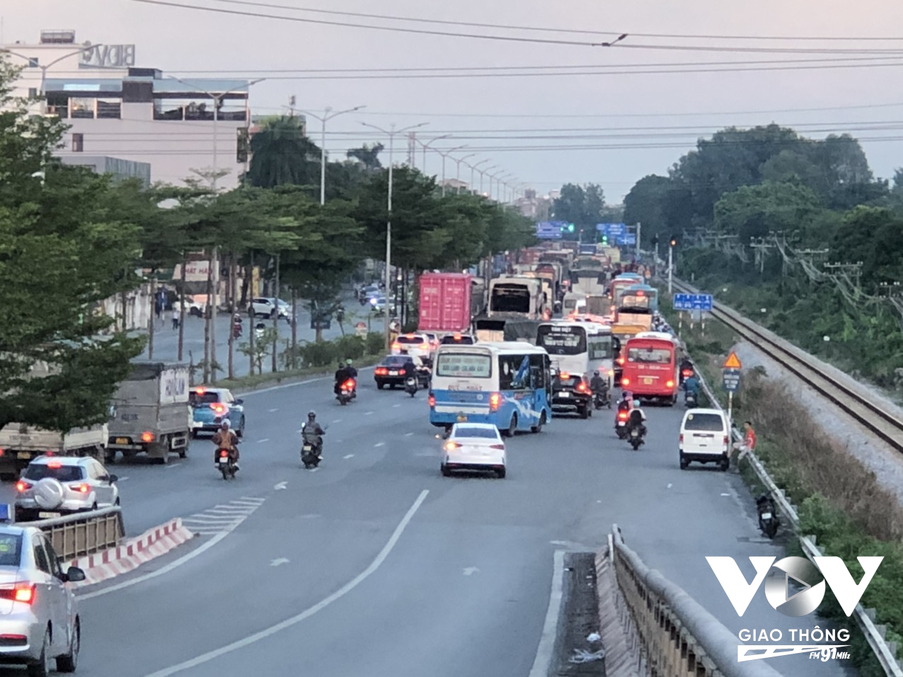 Dòng phương tiện đông đúc từ QL5 đoạn qua Sài Đồng hướng đi Hải Phòng. Ảnh: Nguyễn Minh