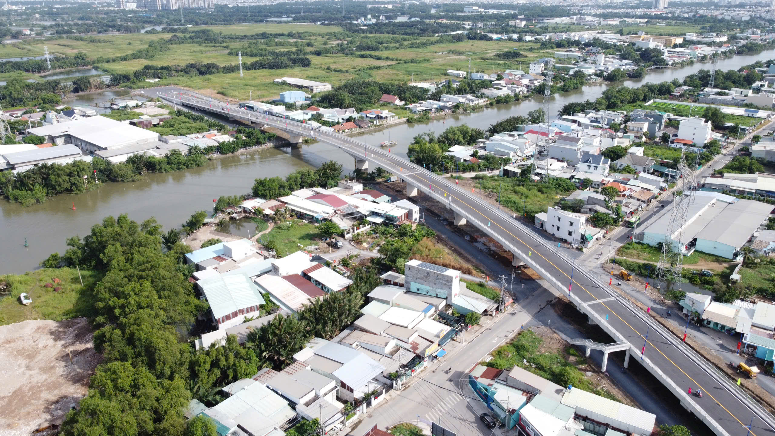 Cầu Cây Khô nối hai huyện Nhà Bè và Bình Chánh sau 7 năm triển khai thi công.