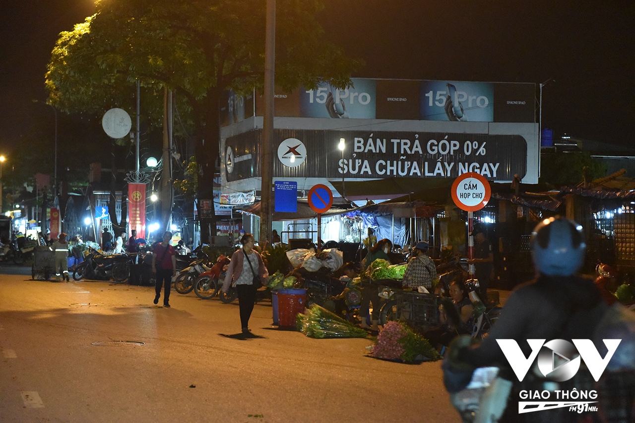 Mặc dù đã có biển cấm tại khu vực cổng chợ Minh Khai. Thế nhưng từ lâu tấm biển cấm này đã trở nên vô tác dụng.