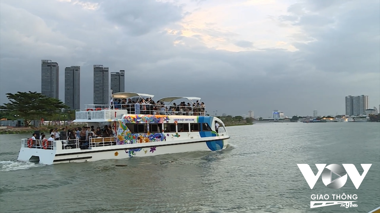 Buýt sông 2 tầng (Saigon WaterGo) đưa người dân và du khách thưởng ngoạn, khám phá toàn cảnh sông Sài Gòn