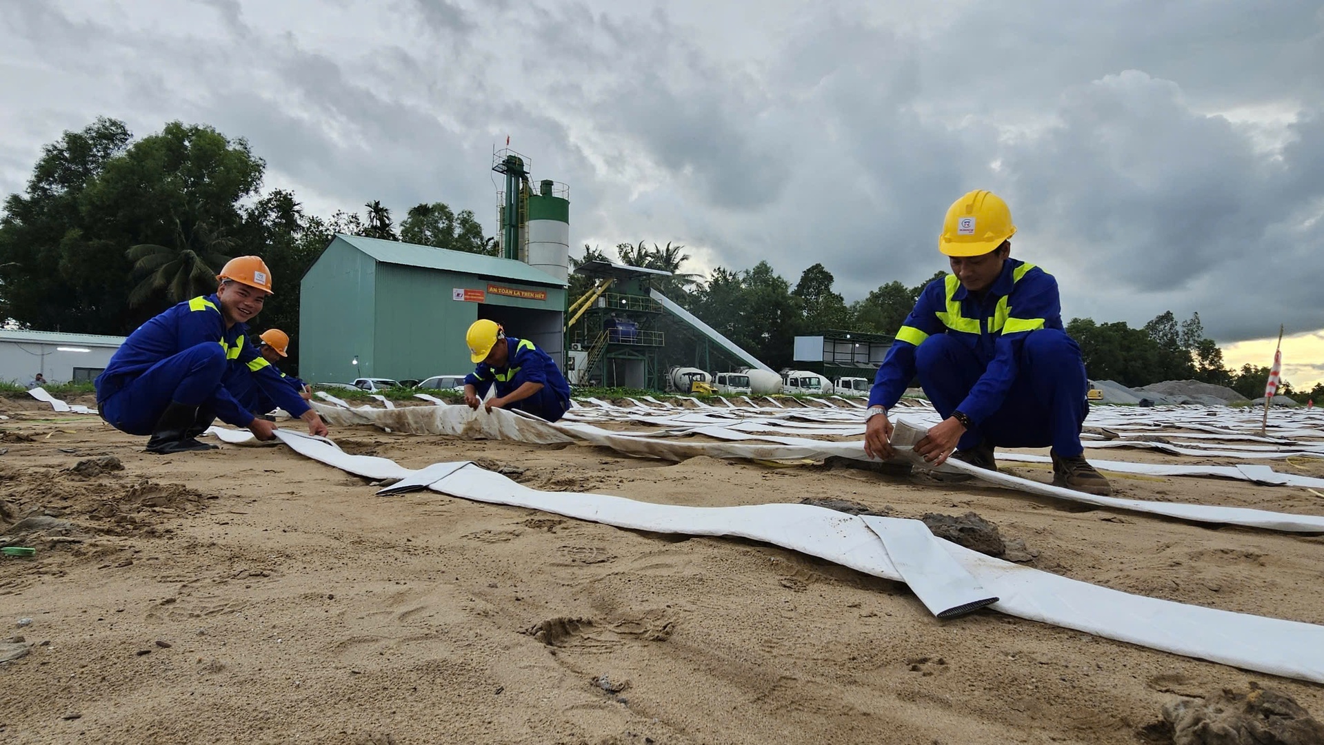 Các kỹ sư, công nhân vượt nắng, thắng mưa thi công cao tốc