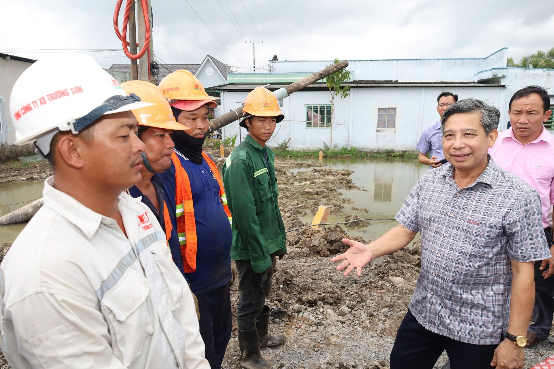 Chủ tịch UBND tỉnh Hậu Giang Đồng Văn Thanh thăm hỏi, động viên các kỹ sư, công nhân đang thi công tại công trường