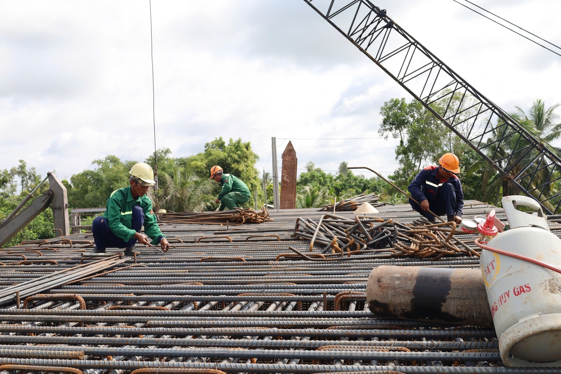 Hiện nay, nhà thầu đã triển khai 30 mũi thi công với hơn 100 tổ đội sản xuất