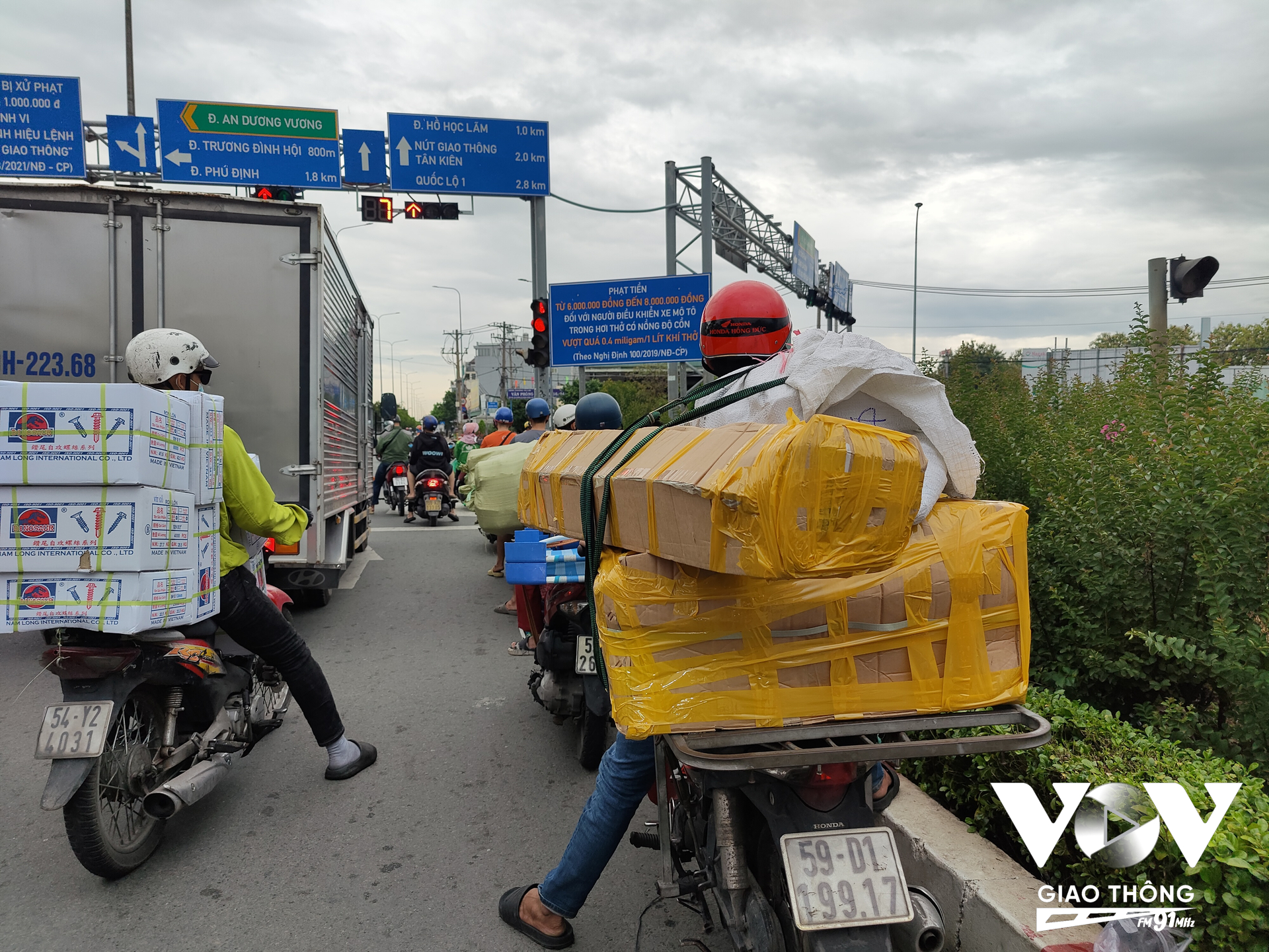 Trên tuyến đường Võ Văn Kiệt xuất hiện nhiều xe máy chở hàng cồng kềnh chạy với tốc độ cao