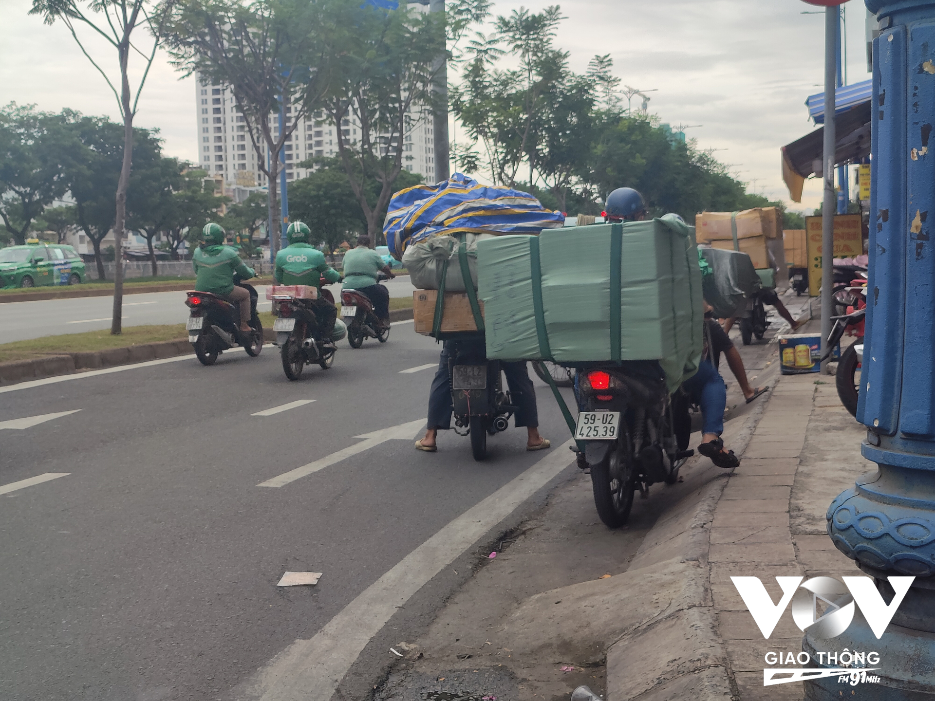 Các xe nối đuôi nhau chạy thành từng hàng trên đường phố TPHCM