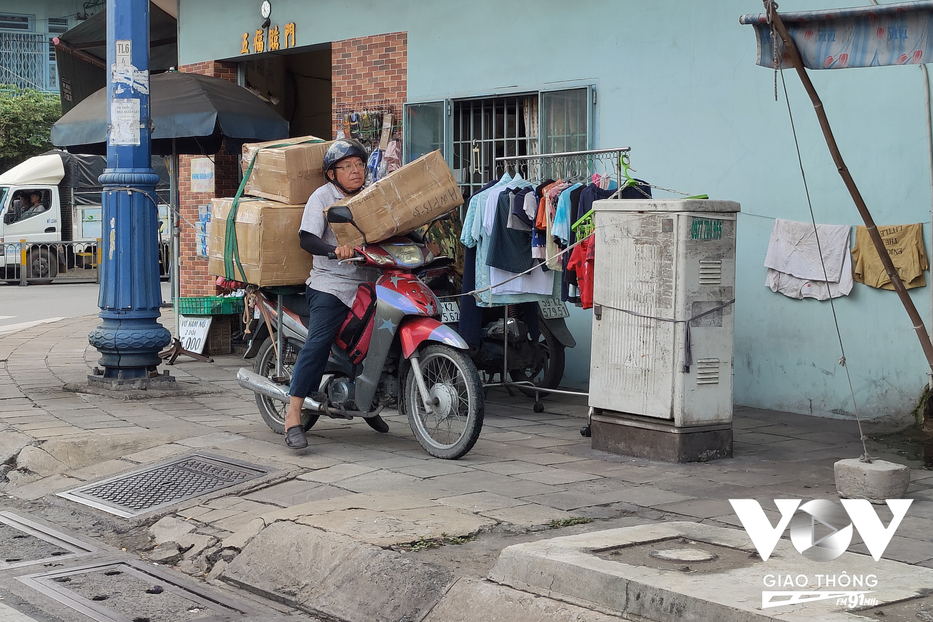 Những người lưu thông cùng chiều với những phương tiện này đều lo lắng vì không biết tai nạn sẽ đến khi nào