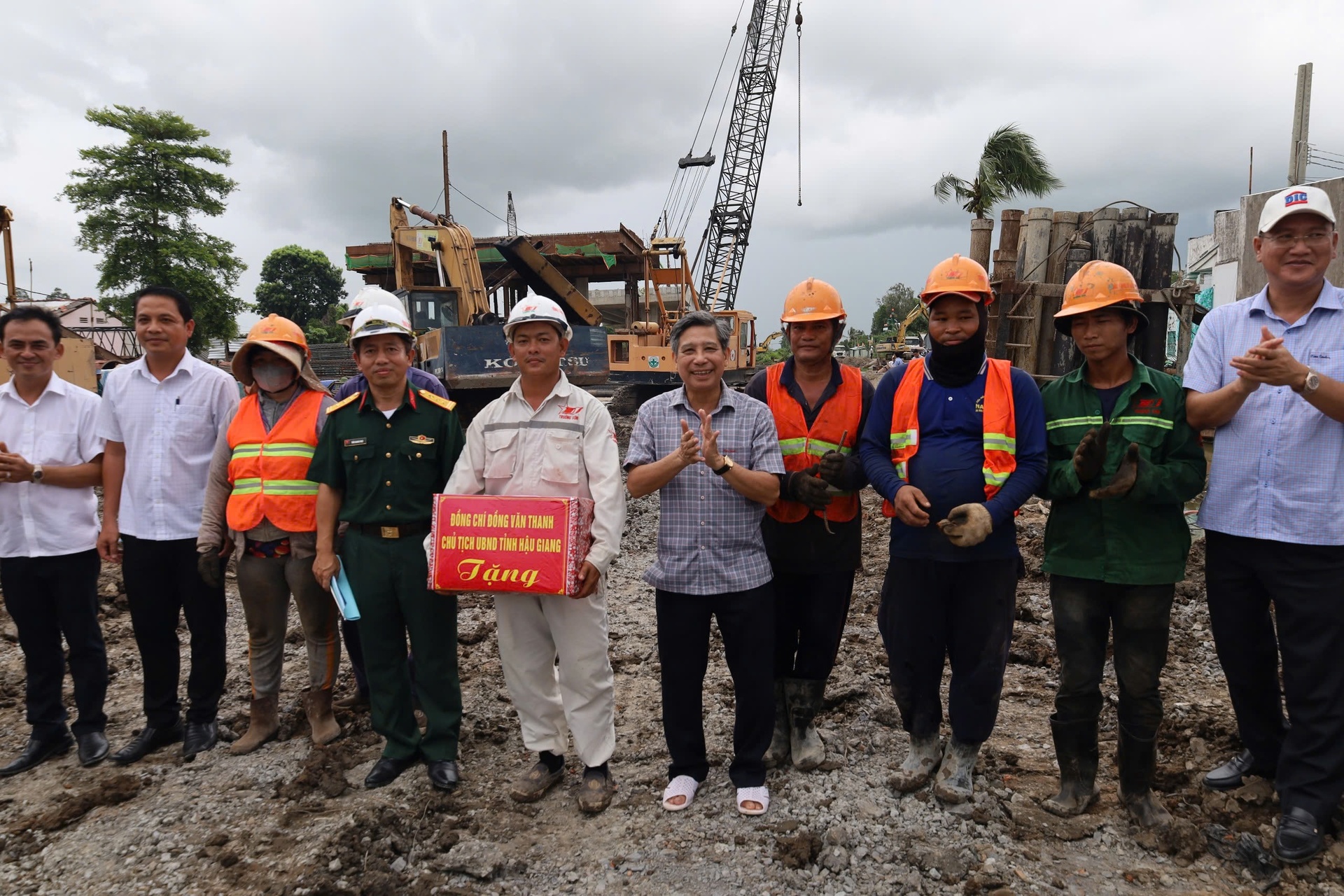 Ông Đồng Văn Thanh, Chủ tịch UBND tỉnh Hậu Giang (thứ 6 từ trái qua) trao quà động viên tinh thần các kỹ, sư công nhân làm việc xuyên lễ Quốc khánh