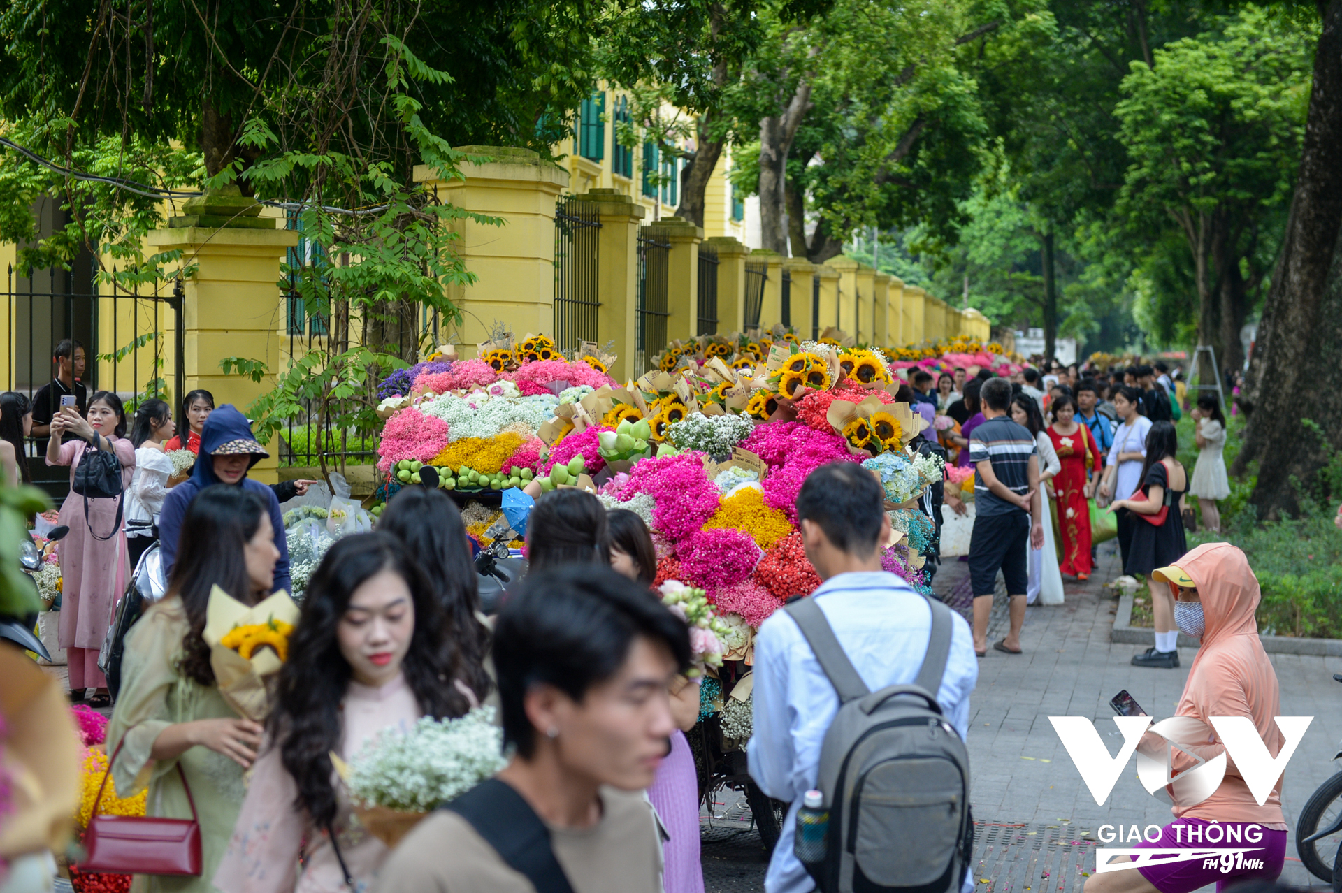 Đầu phố Phan Đình Phùng - Hoàng Diệu ngay từ sáng sớm đã chật ních người chụp ảnh.