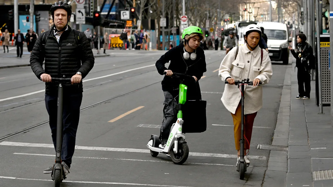 Melbourne là thành phố tiếp theo trên thế giới cấm hoàn toàn việc cho thuê xe điện scooter. Ảnh: AFP/Getty Images