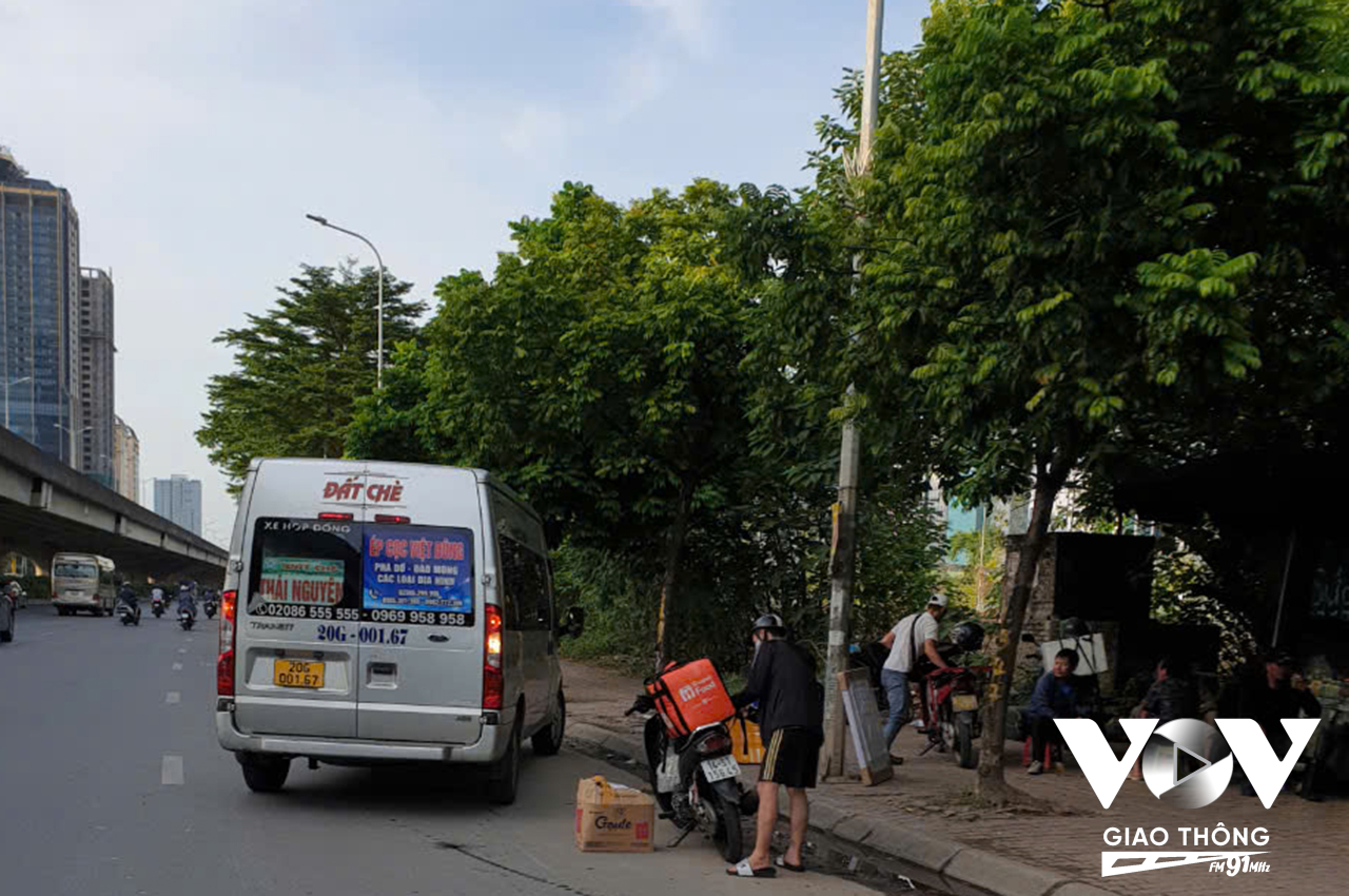 Tuy nhiên, trên tuyến đường này vẫn còn tình trạng xe liên tỉnh 'bắt khách' dọc đường