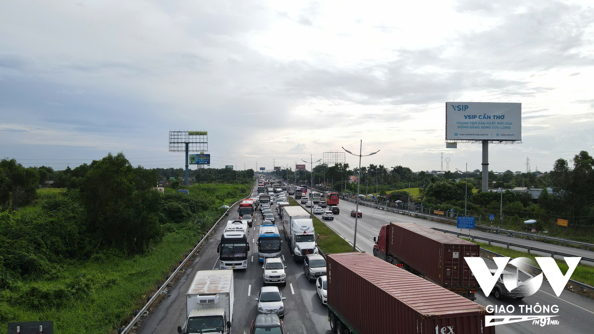 Cao tốc Trung Lương -TP.HCM đoạn giao với đại lộ Nguyễn Văn Linh ở cửa ngõ phía Tây cũng tiếp nhận hàng ngàn phương tiện đổ về thành phố.