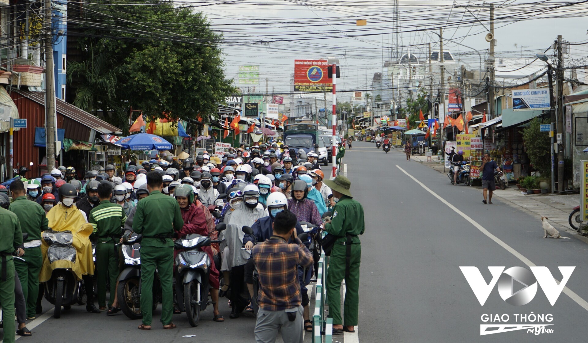 Dòng người xếp hàng ngay ngắn mua vé qua phà Cát Lái (đoạn bên phía tỉnh Đồng Nai) để trở lại TP.HCM