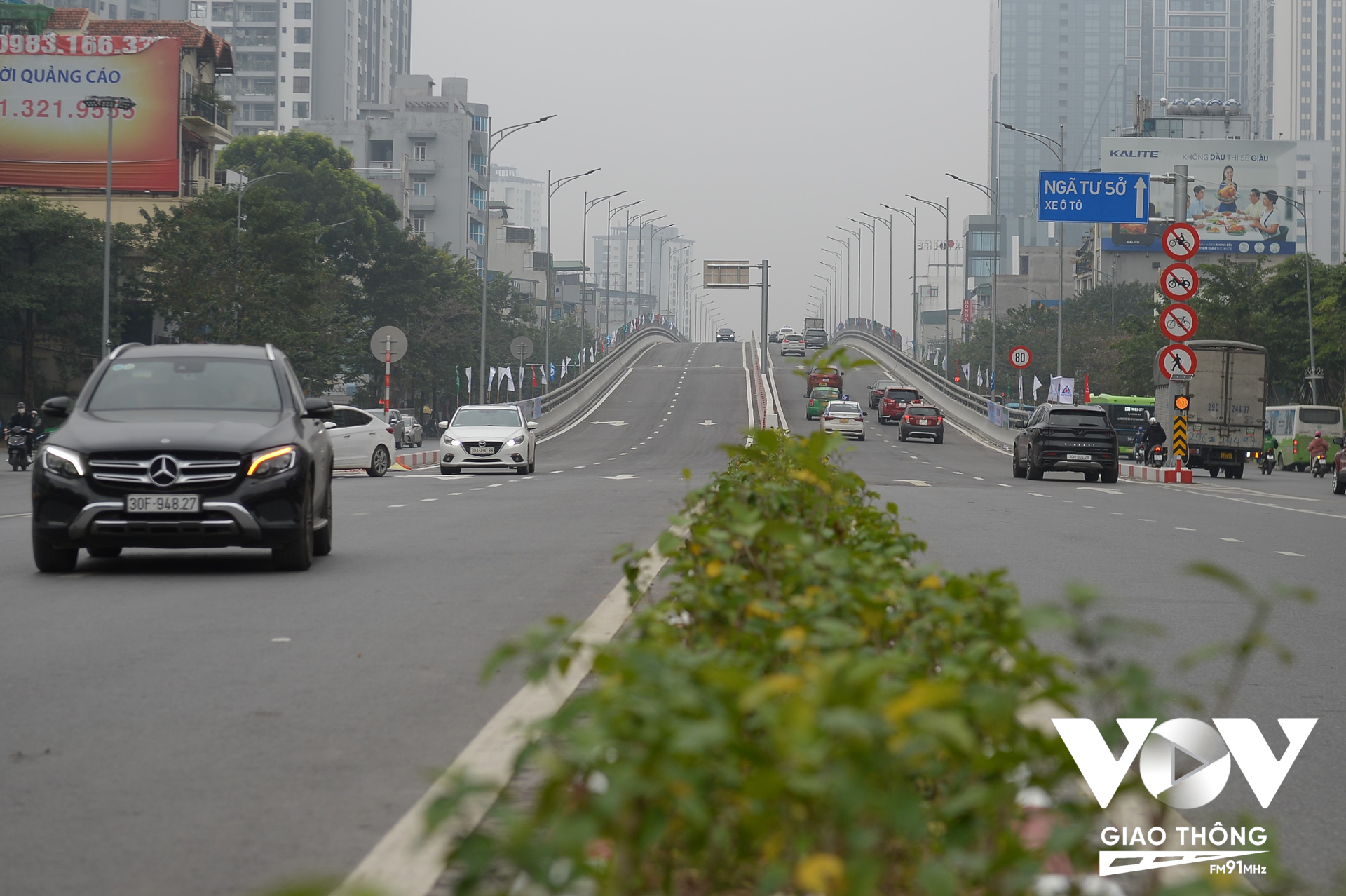 Vành đai 2 trên cao, đoạn thì thiết kế theo tiêu chuẩn cao tốc, đoạn lại giống đường trong đô thị