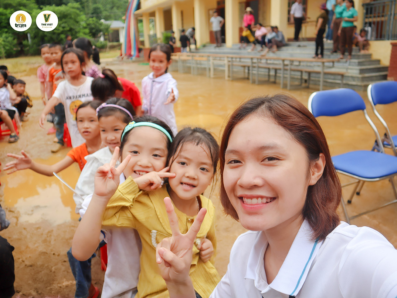 Cứ 5 lời nhắn gửi yêu thương được chia sẻ sẽ đổi 1 quyển sách góp vào trạm đọc. Đó là cách các thành viên The Viet Projects lan tỏa thông điệp dự án cũng như thu thập được tặng phẩm cho trẻ em