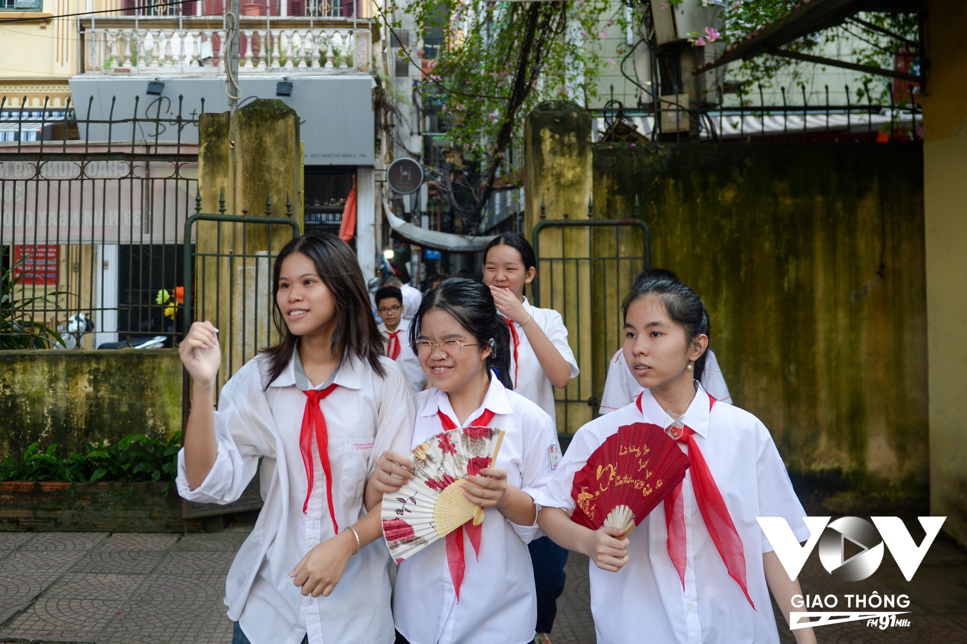 Các em học sinh vui mừng khi được gặp lại các bạn và thầy cô trong năm học mới.