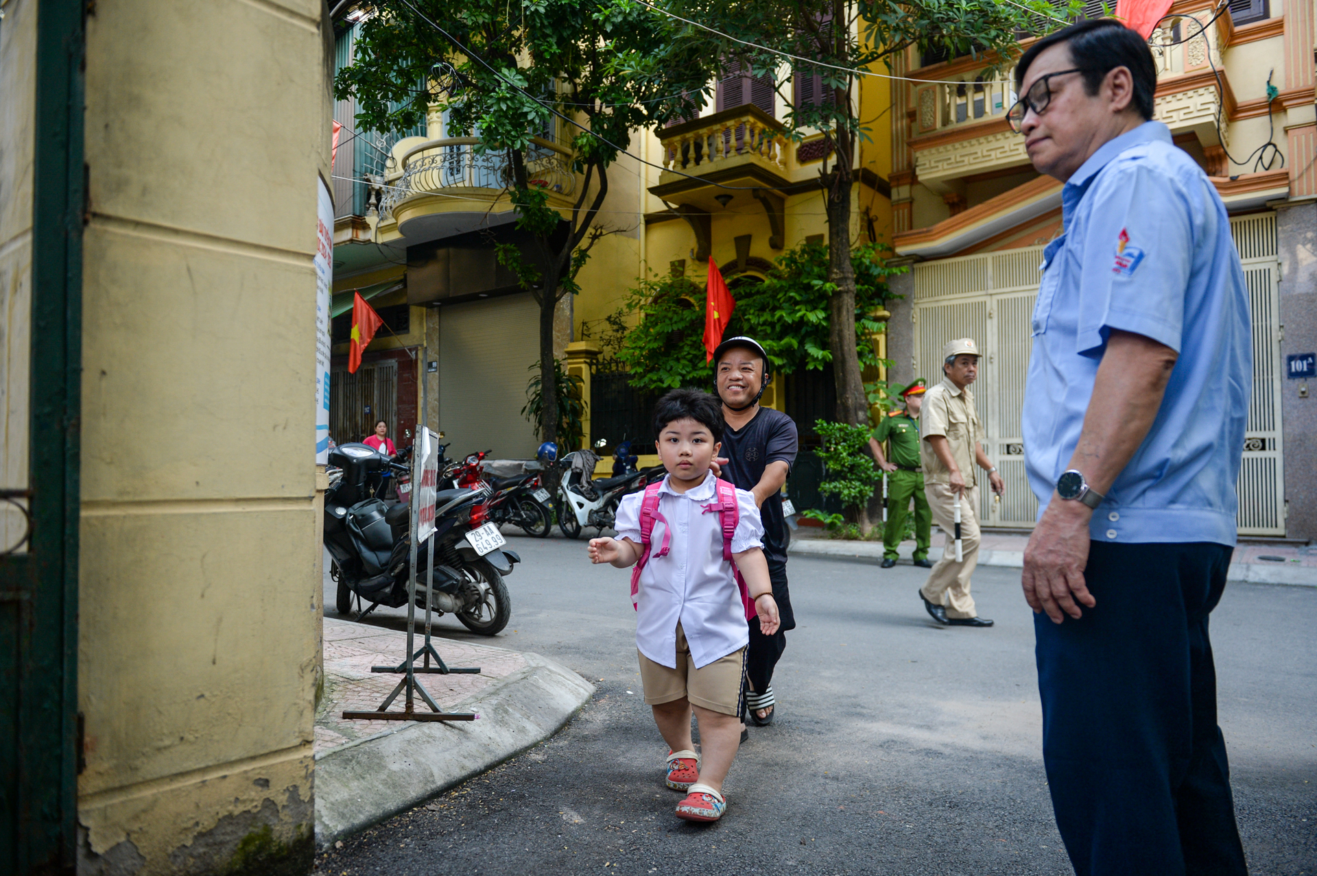 Anh Phạm Minh Khôi, quận Đống Đa (Hà Nội) chia sẻ, bé nhà anh đã gắn bó được với trường 3 năm và năm nay bạn lên lớp 3. Các thầy cô giáo ở trường rất quan tâm, chăm sóc các con rất tận tình. Năm nào cũng vậy, cứ đến ngày khai giảng là tôi lại có cảm xúc bồi hồi, xúc động khi đưa con tới trường.