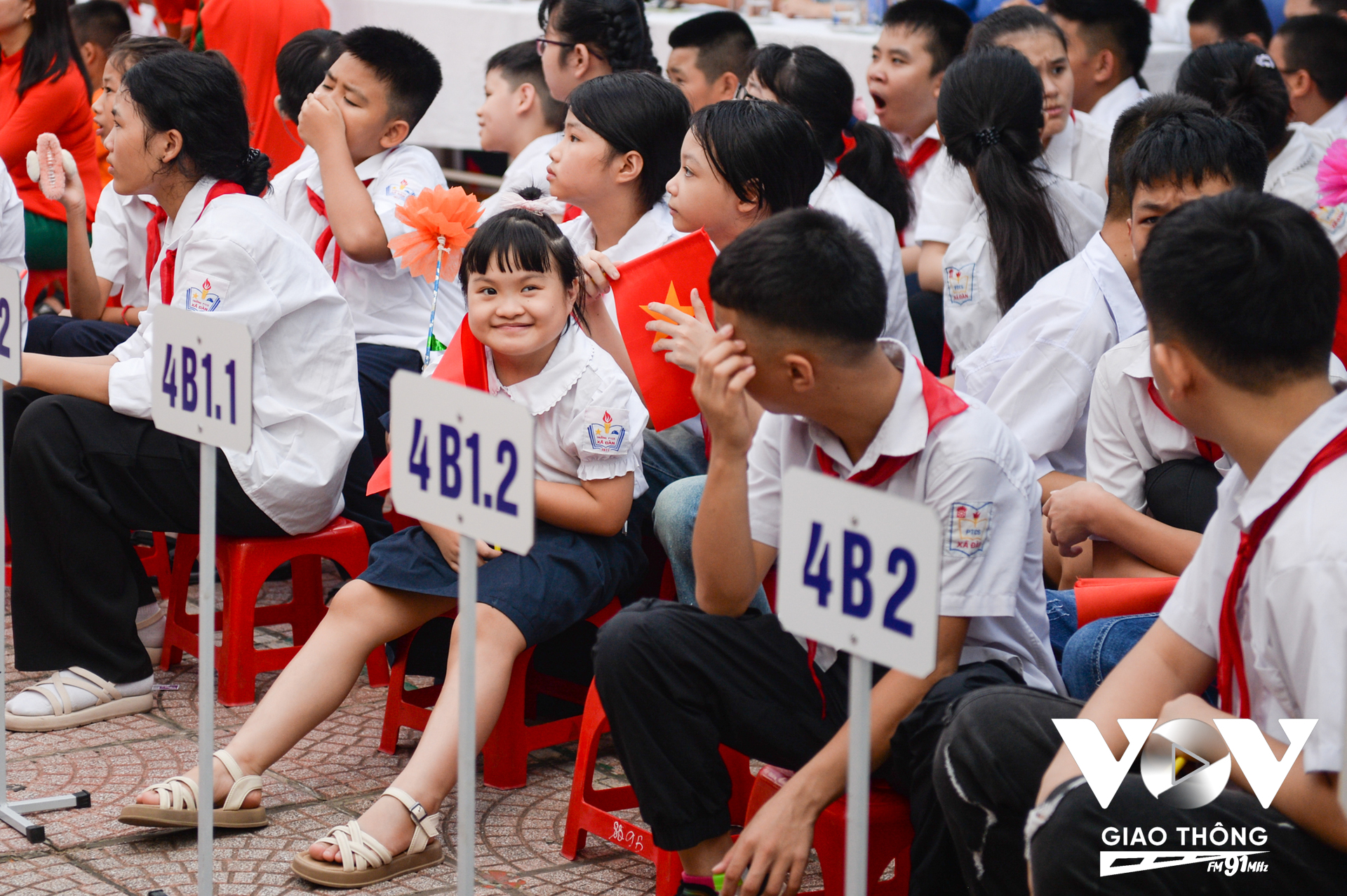 Đến trường các bạn học sinh rất hào hứng vì có nhiều bạn mới.