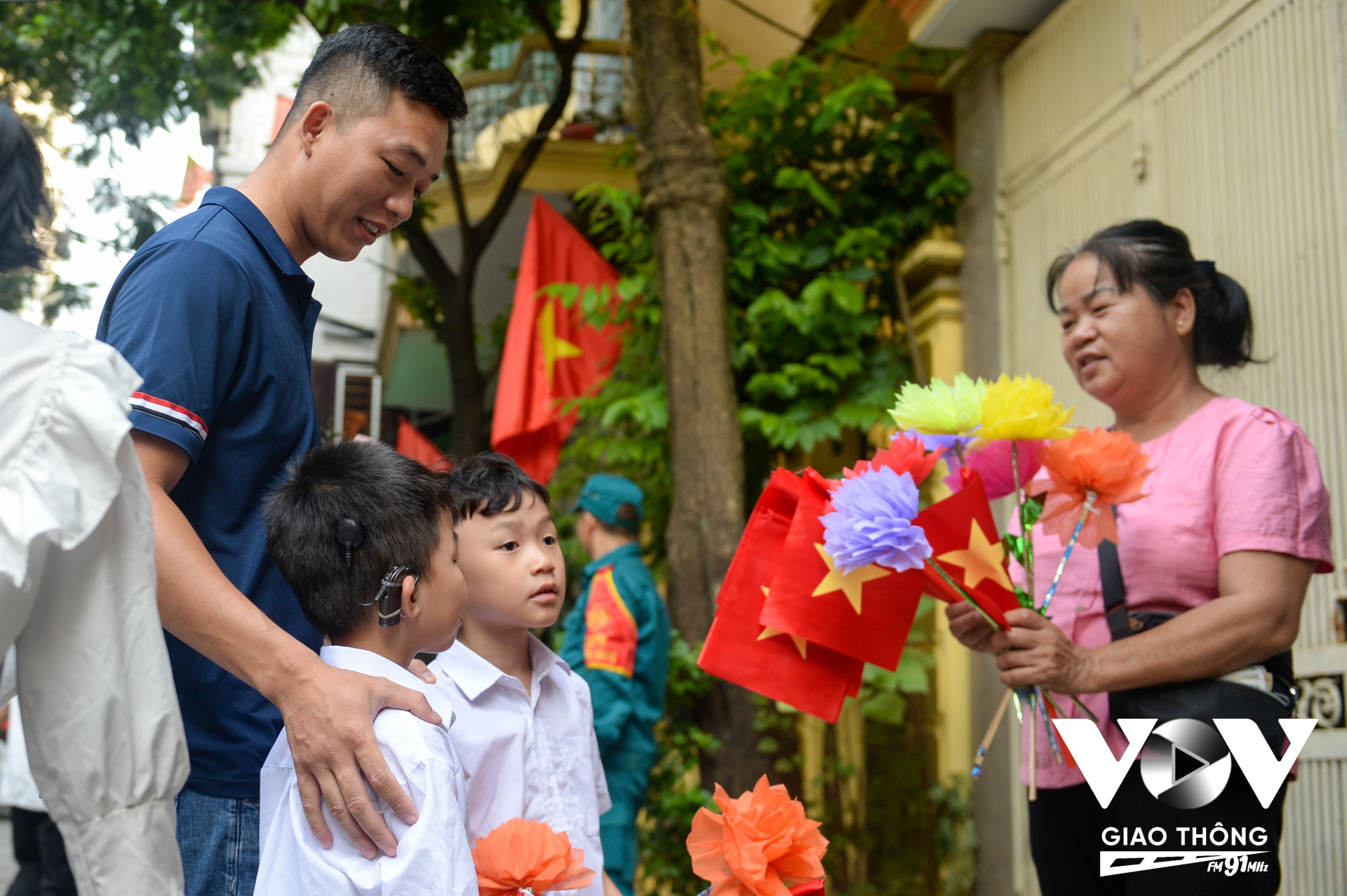 Ngay từ 6h15' sáng, các em học sinh đã được bố mẹ đưa tới trường để dự lễ khai giảng năm học mới.