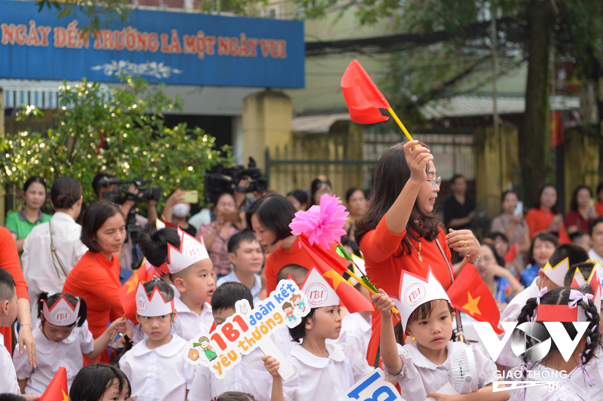 Không khí vui tươi của ngày khai giảng đã giúp các em học sinh lớp 1 hòa nhập tốt hơn.