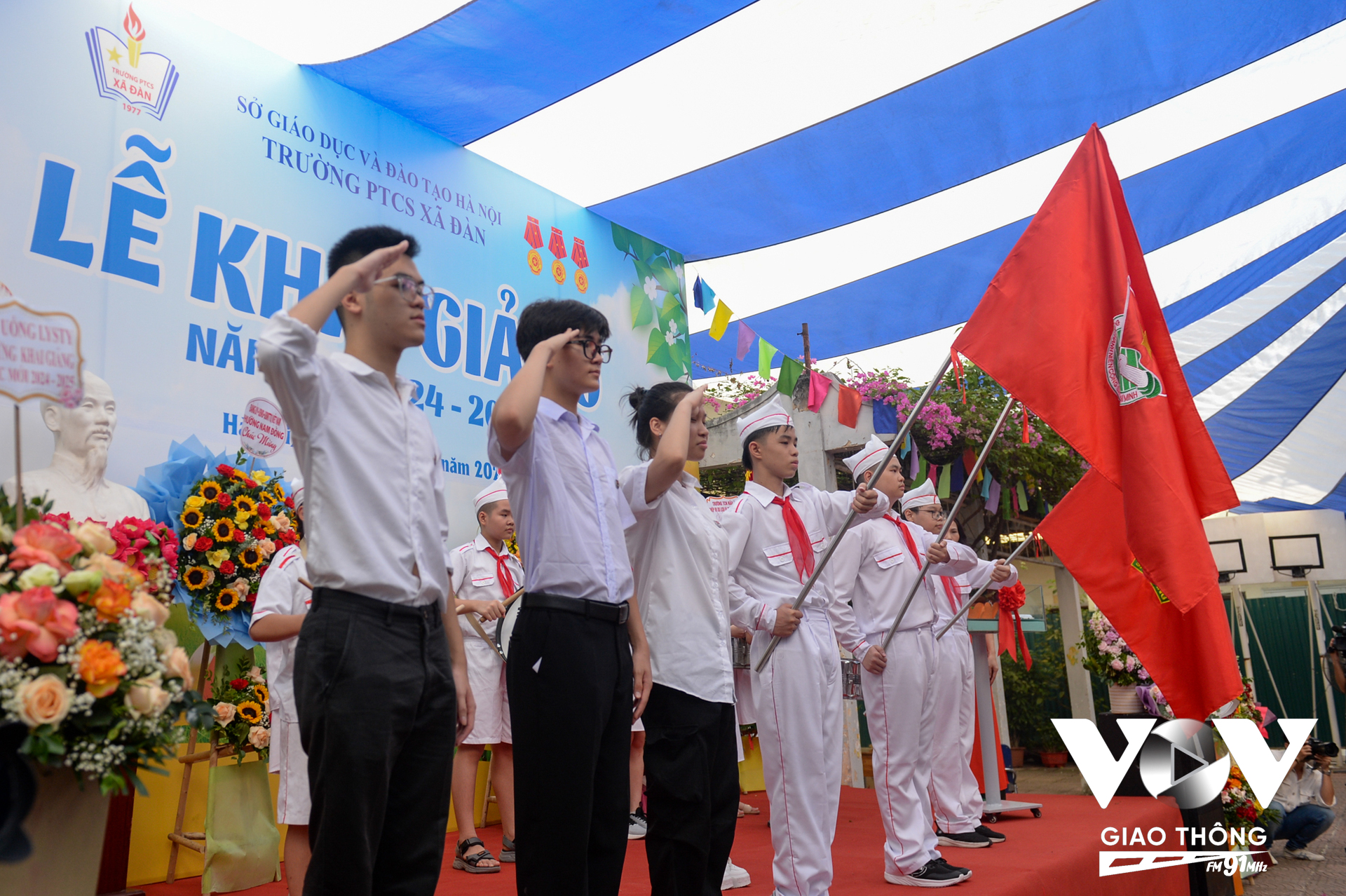 Điểm đặc biệt tại lễ khai giảng ở Trường Phổ Thông Cơ Sở Xã Đàn (Hà Nội) đó chính là lễ chào cờ.