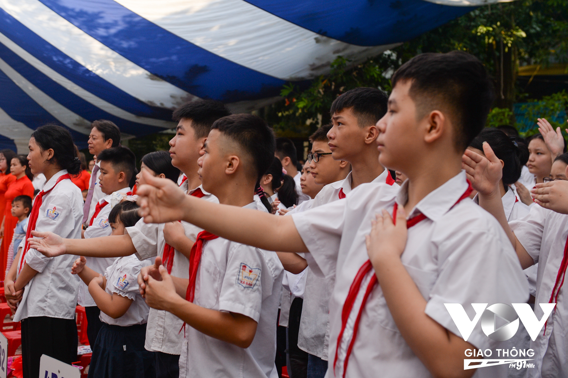 Nửa còn lại, những học sinh đặc biệt của trường cũng ngước mắt nhìn lá cờ đỏ sao vàng tung bay và hát bài Quốc ca bằng ngôn ngữ ký hiệu.