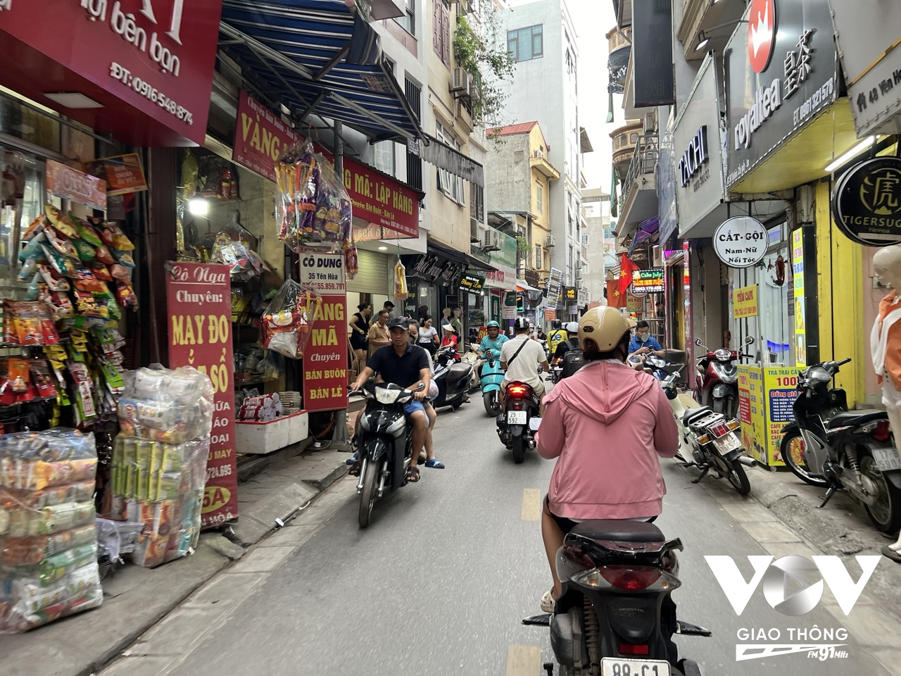 Đủ loại biển hiệu quảng cáo thi nhau vươn ra ngoài không gian vỉa hè, thậm chí lấn cả lòng đường. Mỗi một cửa hàng kinh doanh có đến 3 biển hiệu, 5 biển hiệu được lắp đặt lộn xộn lấn ra ngoài vỉa hè.