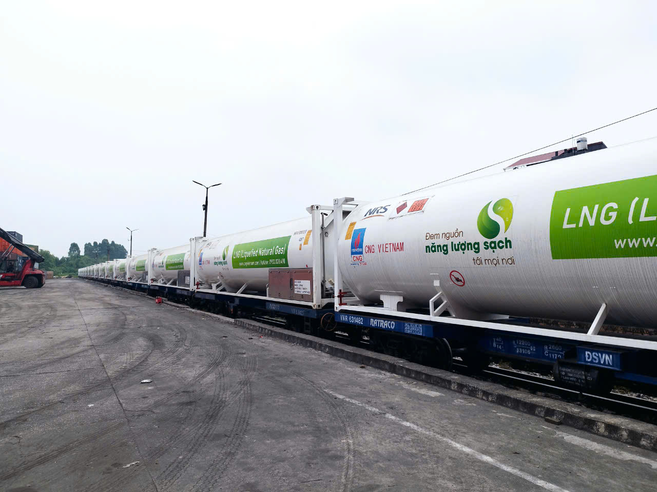 LNG ISO Tank là loại bồn chứa được thiết kế theo tiêu chuẩn ISO (International Organization for Standardization – Tổ chức Tiêu chuẩn hóa Quốc tế) để tồn trữ khí tự nhiên đã được làm lạnh tại -162°C để chuyển sang thể lỏng (Liquefied Natural Gas - LNG), thuận tiện cho vận chuyển.