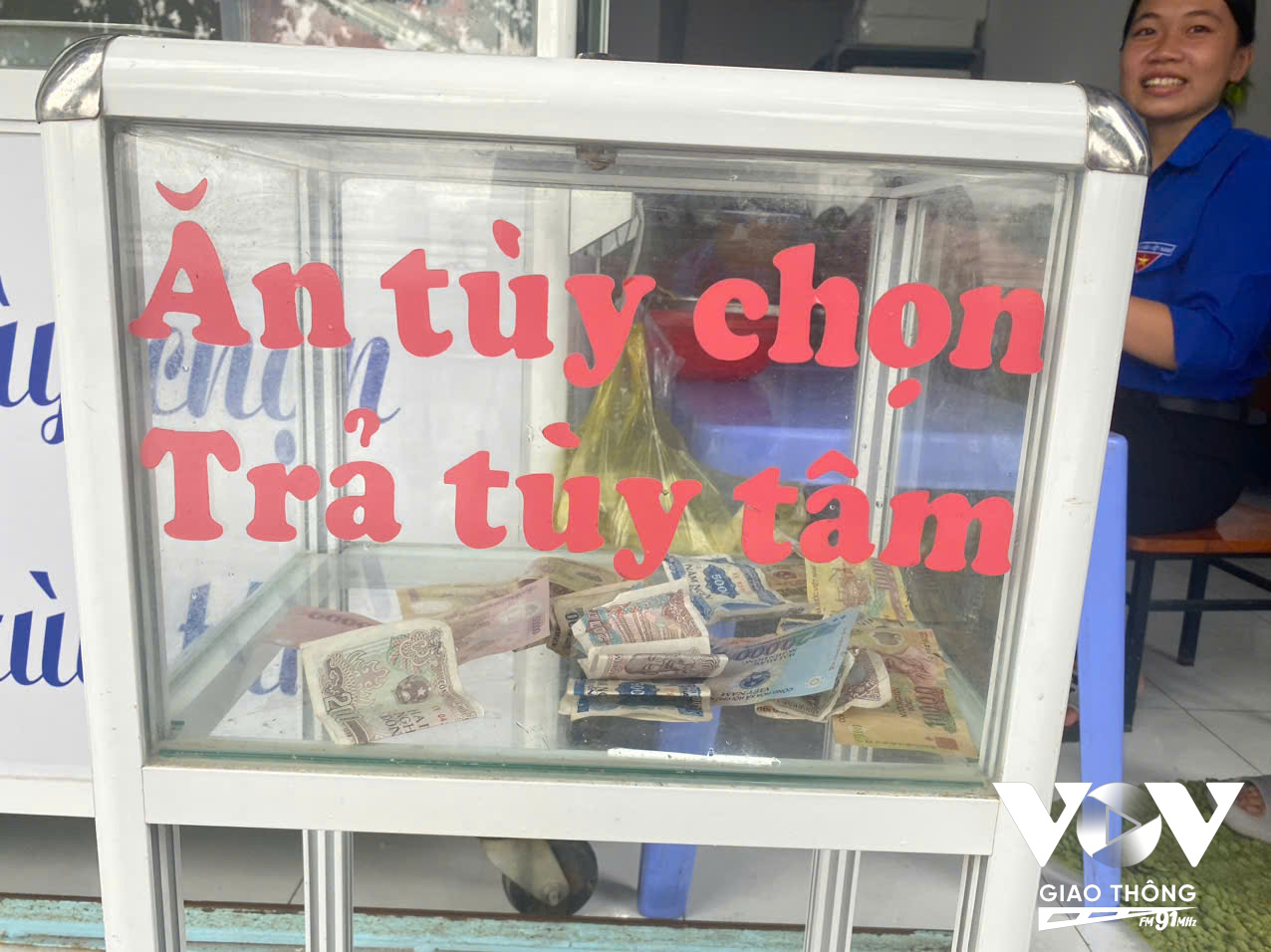 Quán cơm có thùng tiền từ thiện, người đến lấy cơm có thể cho tiền vào đây. Số tiền được dùng mua trứng, bình ga.