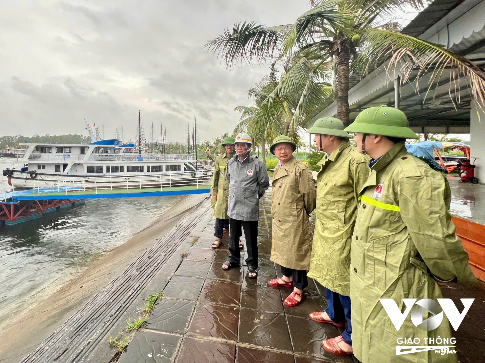 7h30 phút, ông Lê Minh Hoan - Bộ trưởng Nông nghiệp và Phát triển Nông thôn tới Cảng khách quốc tế Tuần Châu để kiểm tra công tác phòng, chống bão số 3. (Ảnh: Ngọc Tuấn)