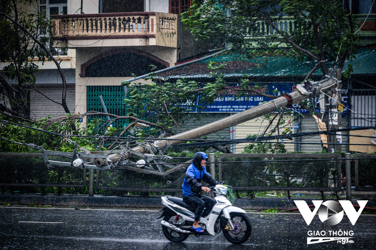 Hệ thống lưới điện tại nhiều khu vực bị sự cố do ảnh hưởng của bão số 3