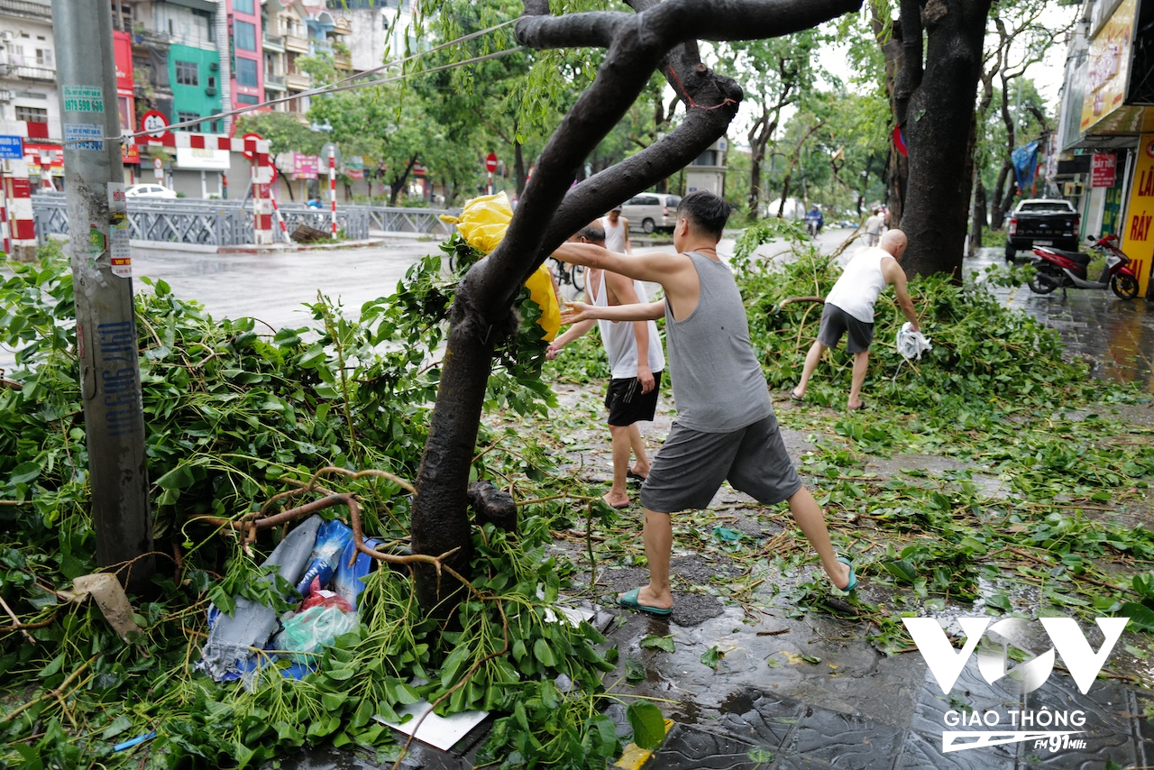 Người dân dọn dẹp nhà cửa sau bão...