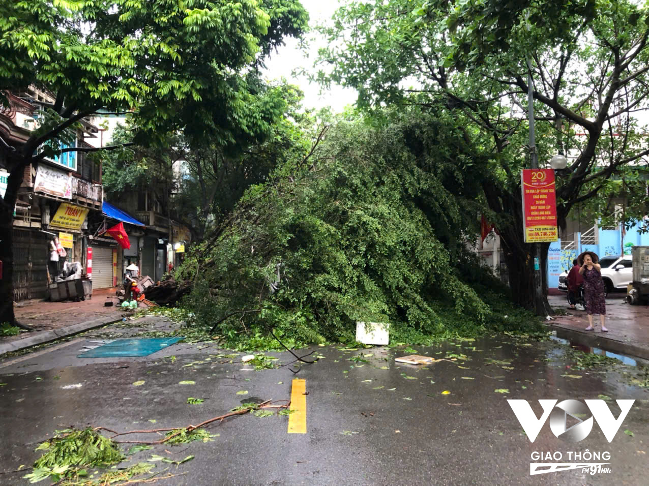 Không còn một lối đi, xe máy chỉ có thể leo lên vỉa hè để di chuyển qua (Ảnh: Nguyễn Minh)