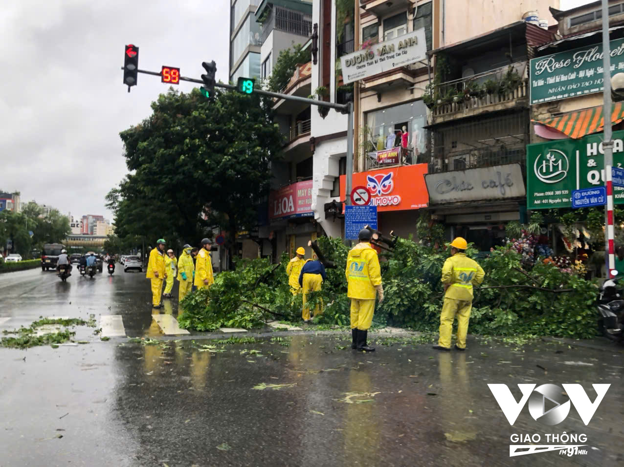 Lực lượng chức năng đang khẩn trương tiến hành khắc phục sự việc (Ảnh: Nguyễn Minh)