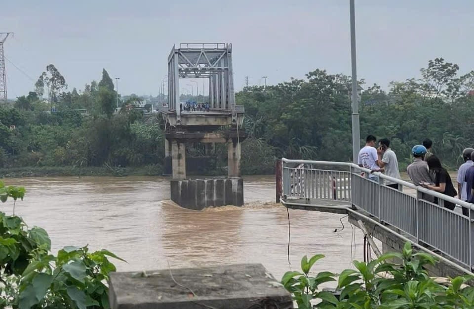 Cầu Phong Châu trên Quốc lộ 32 nối 2 huyện Lâm Thao và Tam Nông (tỉnh Phú Thọ) bị sập vào 10h sáng nay (09/9)
