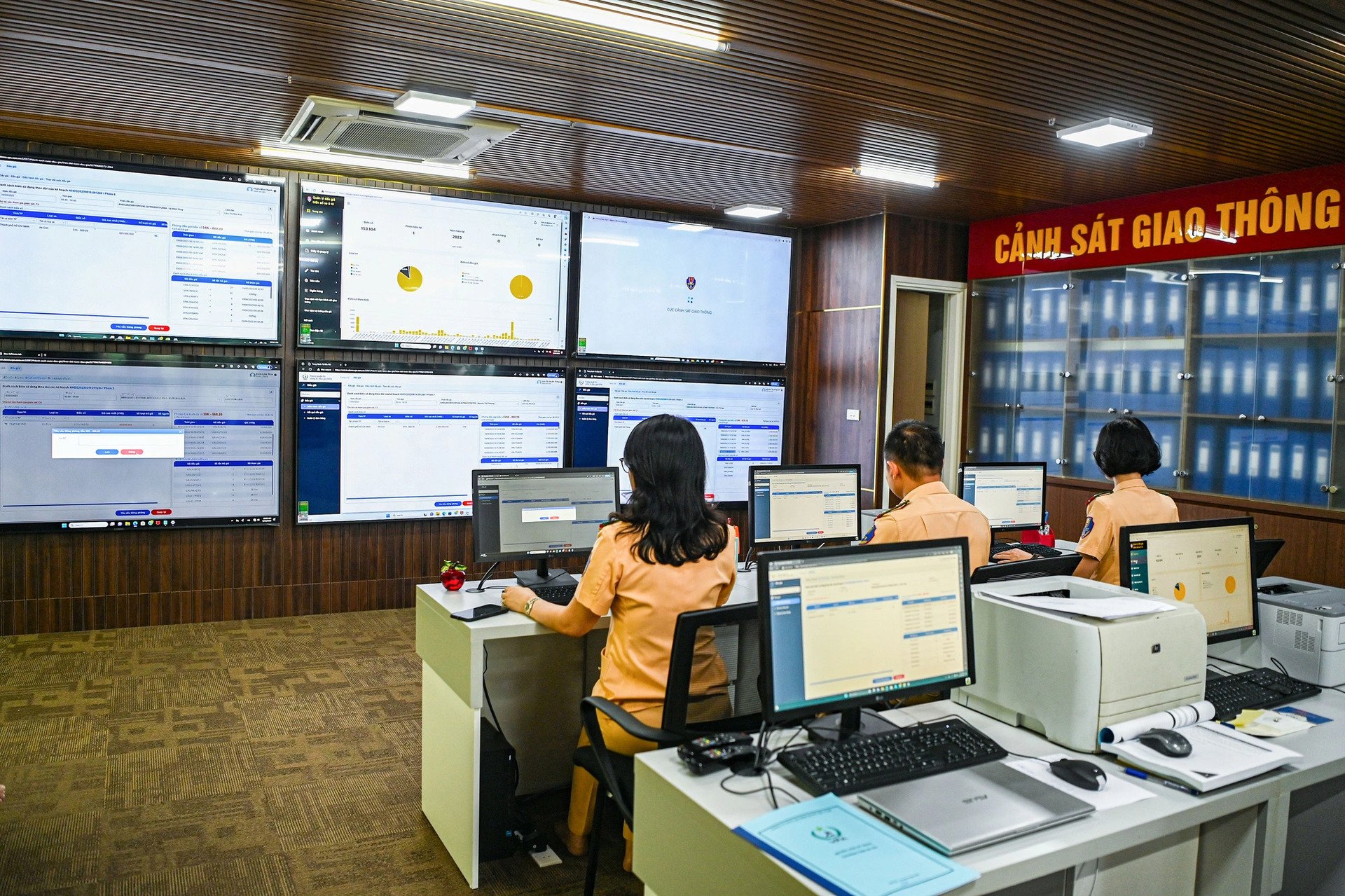 Các lực lượng chức năng của Bộ Công an giám sát một phiên đấu giá biển số xe (tuoitre.vn)