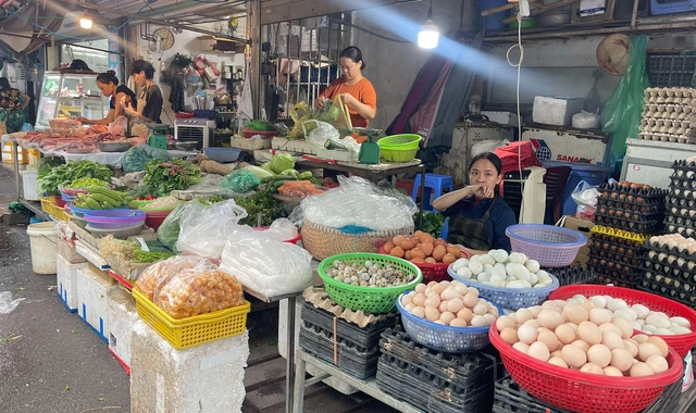 Chợ Thanh Xuân Bắc dồi dào nguồn thực phẩm sau mưa bão. Ảnh: Sức khỏe đời sống
