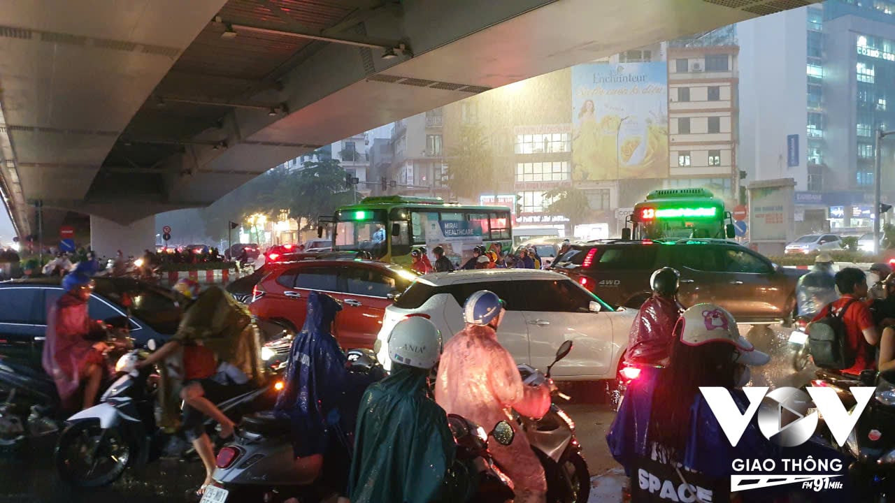 Đây cũng là nguyên nhân dẫn đến ùn tắc hướng đi Bưởi trên đường Hoàng Quốc Việt.