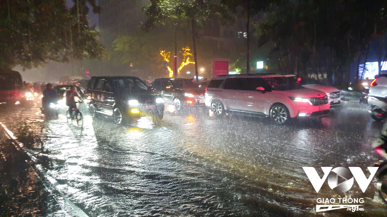 Tuyến đường Nguyễn Văn Huyên ngập nước vì mưa lớn.