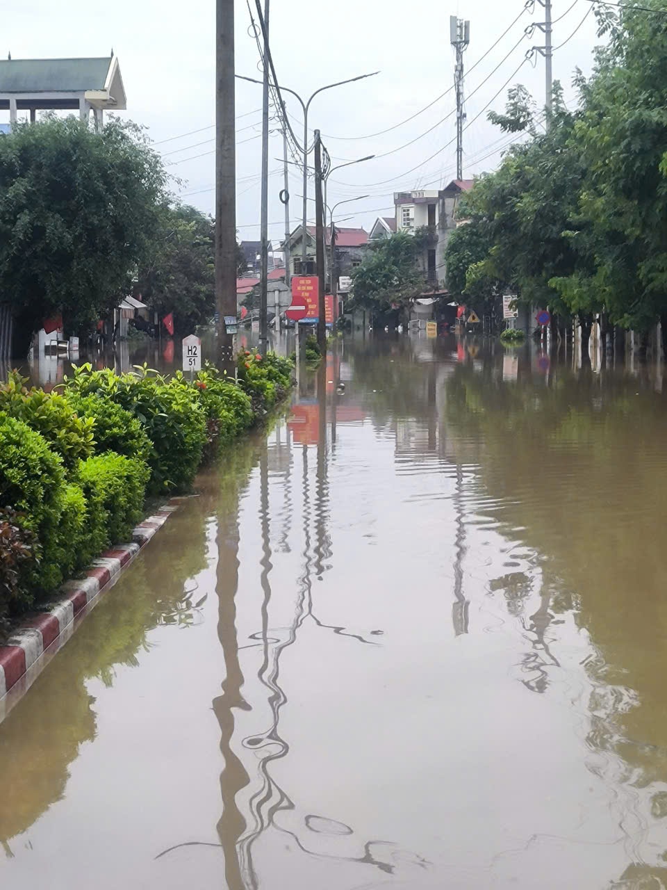 QL 4A đoạn qua thị trấn Thất Khê, Tràng Định, tỉnh Lạng Sơn, nước vẫn chưa rút, xe chưa thể lưu thông qua đoạn đường này