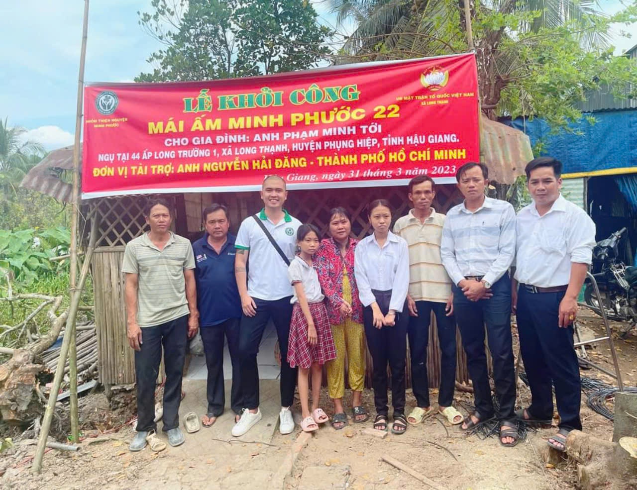 Thầy giáo Nguyễn Hoàng Nam cùng nhóm thiện nguyện Minh Phước hỗ trợ nhà cho hoàn cảnh khó khăn- Nguồn: Quang Triều