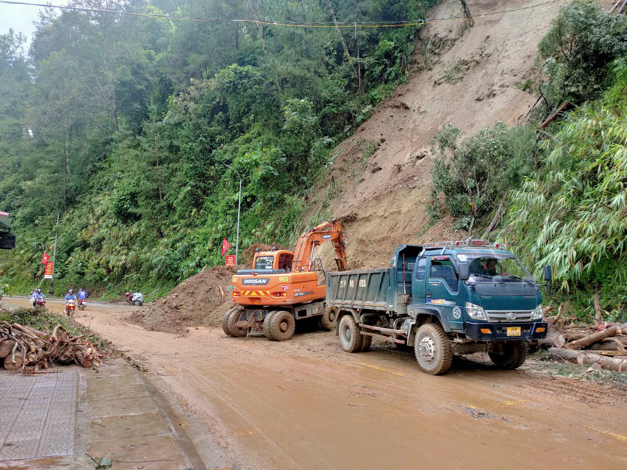 Các lực lượng của huyện Mù Cang Chải huy động máy móc, phương tiện di chuyển đất, đá bị sạt lở, khơi một số vị trí sạt lở trên tuyến QL32 đoạn qua địa phận huyện.