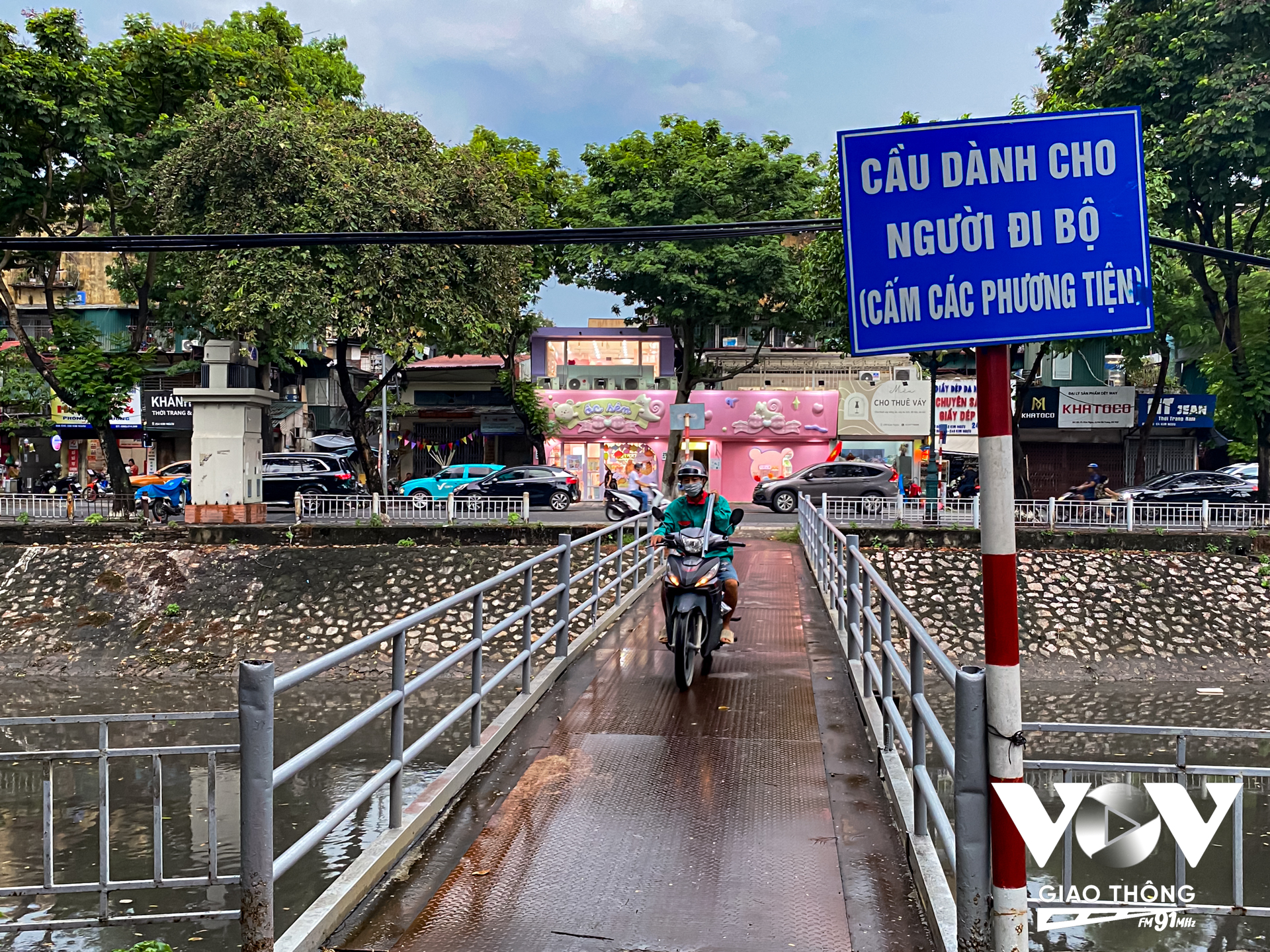 Dù dành cho người đi bộ nhưng trên cây cầu này vẫn xảy ra tình trạng xe máy đi qua cầu. Điều này có thể gây hư hỏng nặng đến kết cấu chịu lực của cầu, là nguyên nhân làm cầu ngày càng xuống cấp và nguy cơ sập đổ là khó tránh khỏi.