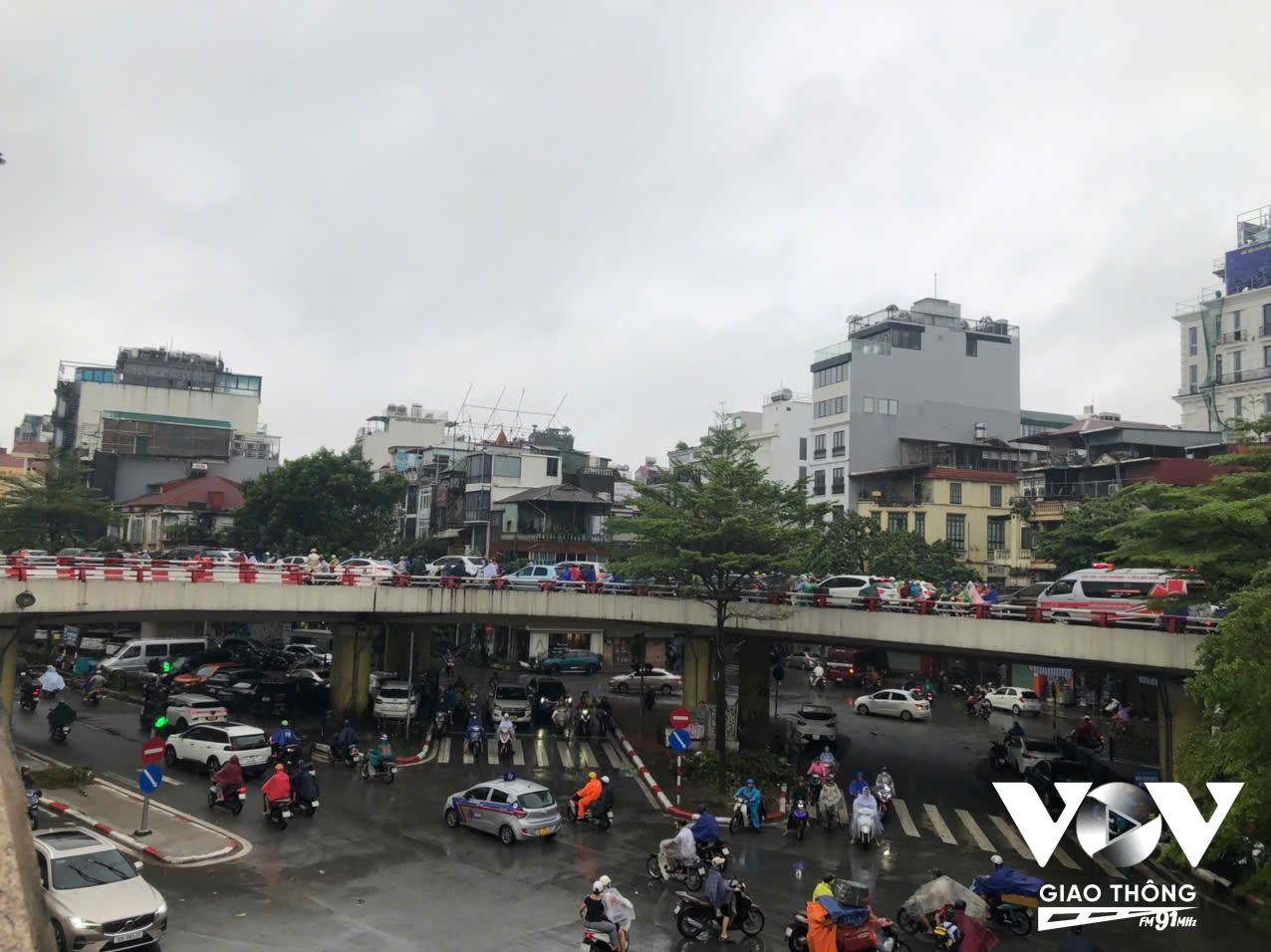 Sở Giao thông vận tải thông báo phương án điều chỉnh tổ chức giao thông, hạn chế các phương tiện lưu thông trên Cầu Chương Dương. Ảnh: Nguyễn Minh