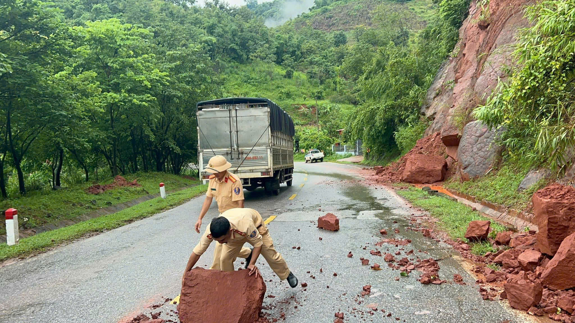 Lực lượng CSGT Công an huyện Mộc Châu tham gia khắc phục các điểm sạt lở giao thông. Ảnh: Công an huyện Mộc Châu