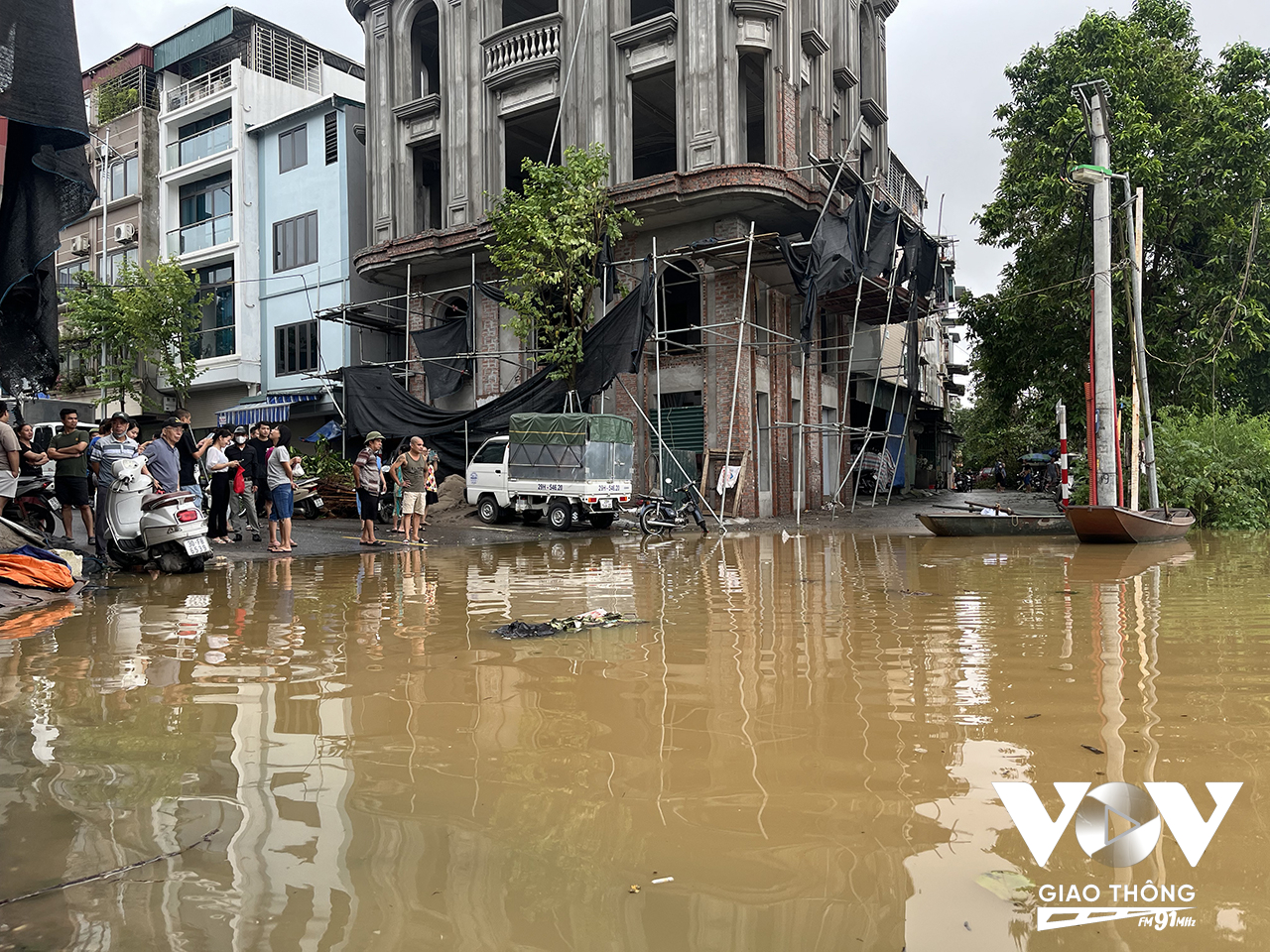 Người dân cho biết từ tối qua, nước đã dâng lên rất nhanh