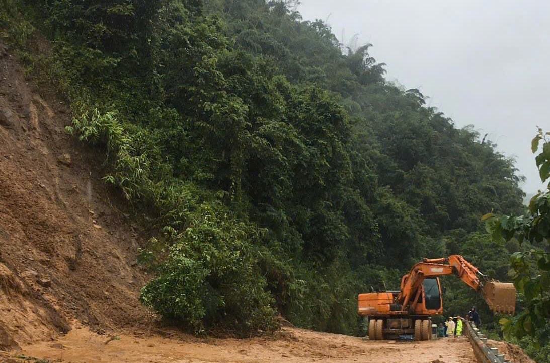 Máy móc, thiết bị túc trực tại các vị trí xung yếu để khắc phục kịp thời