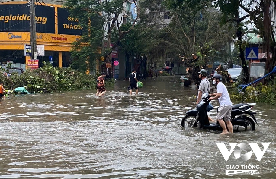 Các phố lân cận với đường Cầu Bươu như đường Yên Xá, Phạm Tu, Phúc La đều trong tình trạng tắc đường hoặc ngập sâu, khó di chuyển qua. Ảnh: Khắc Chính