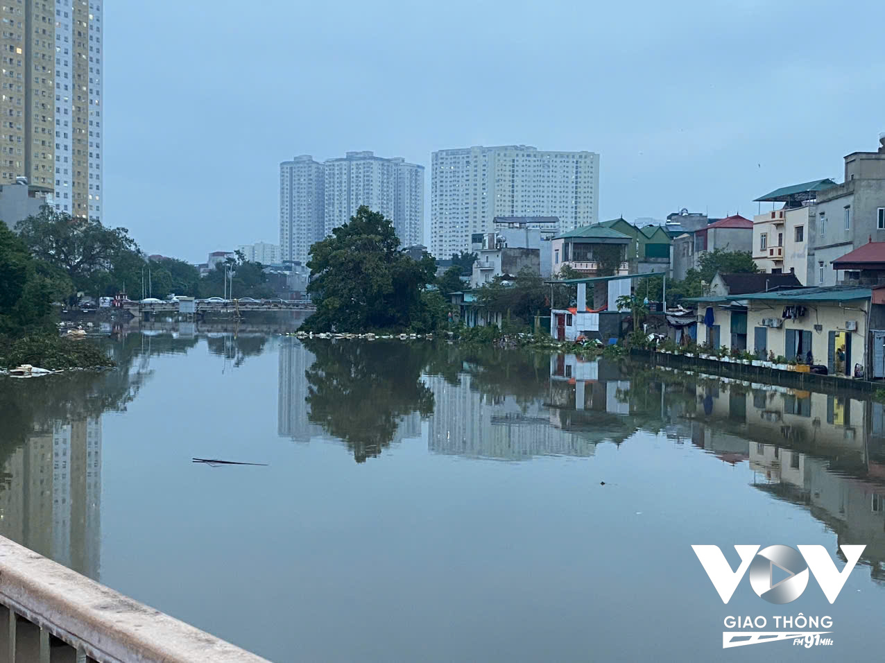 Dòng kênh chủ yếu để thoát úng tại Xa La và đường Cầu Bươu đã tràn bờ, tiêu thoát chậm